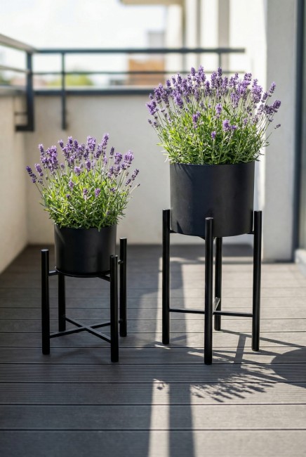 minimalistyczny stojak na rośliny czarny