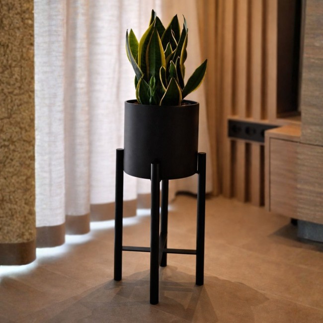 minimalistyczny stojak na rośliny czarny